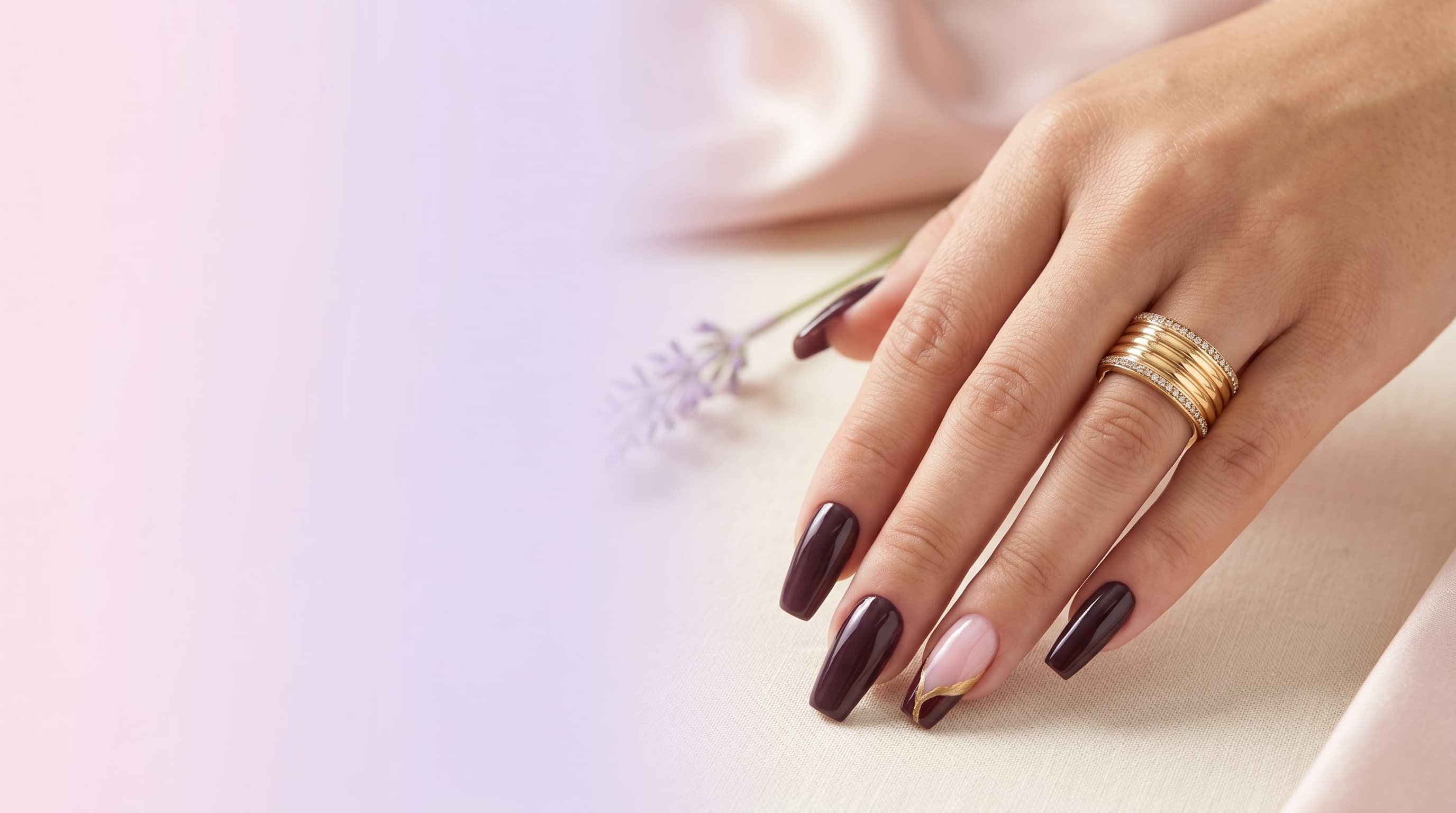 mão feminina usando anel multifaixas brilhante em aço inoxidável, com foco na joia e dedos em fundo desfocado.