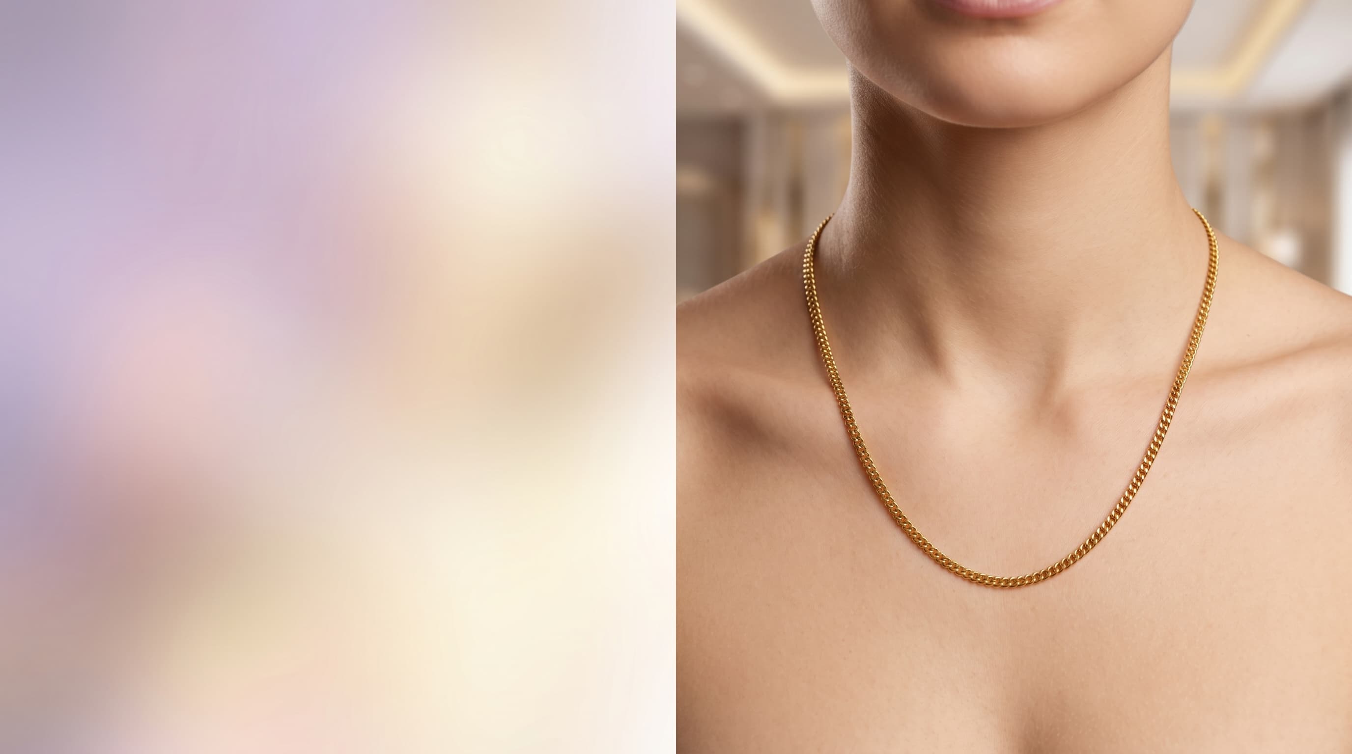 Uma mulher sorridente com cabelos soltos e maquiagem natural exibe um colar de corrente gourmette dourada em aço inoxidável.